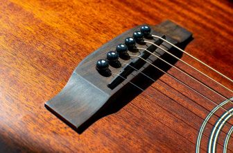 Vraag het de expert: is er een juiste manier om een zadel op een akoestische gitaar te plaatsen?